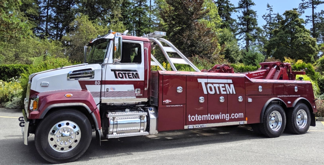 Totem Towing heavy duty wrecker fleet truck, equipped with wheel-lift and under-lift towing